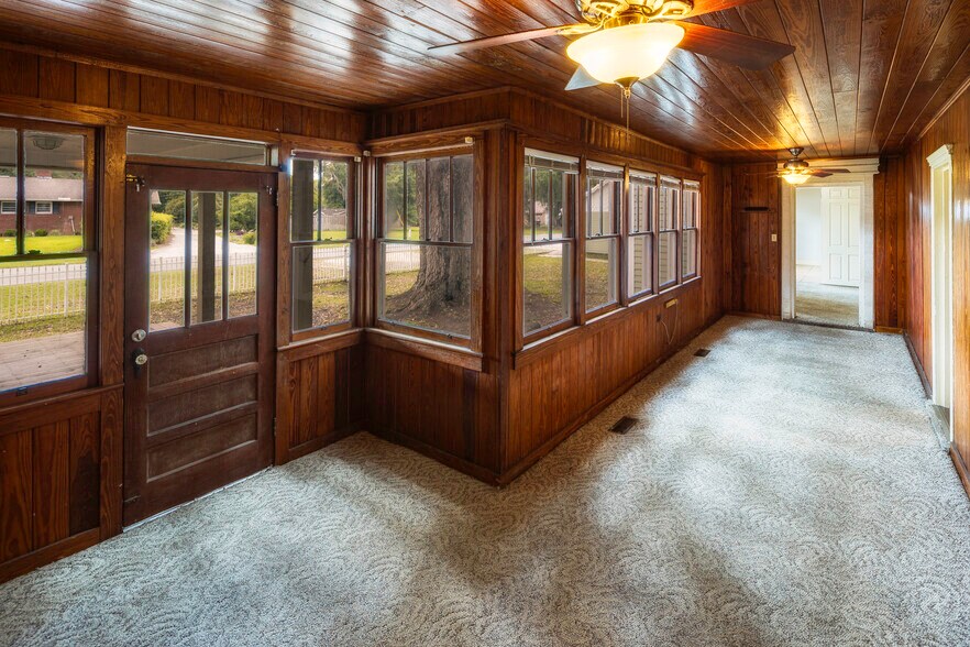 More Photos Of 290 E King Ave, Kingsland Office For Sale