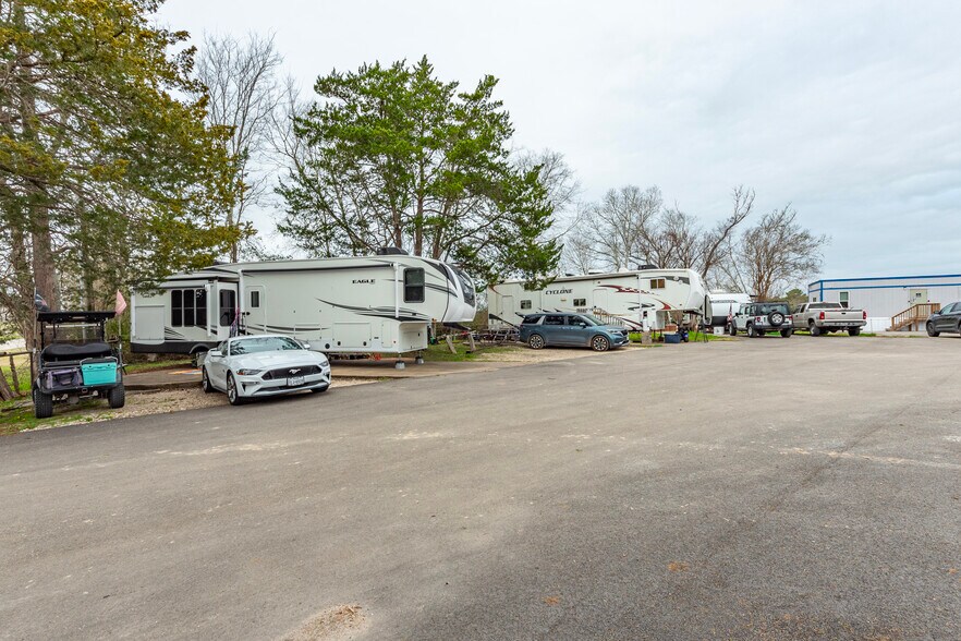 More Photos Of 11400 Thousand Trl, Willis Trailer Camper Park For Sale