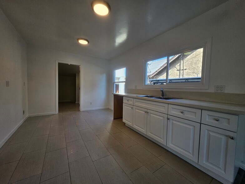 More Photos Of 2815 Southwest Dr, Los Angeles Industrial For Sale