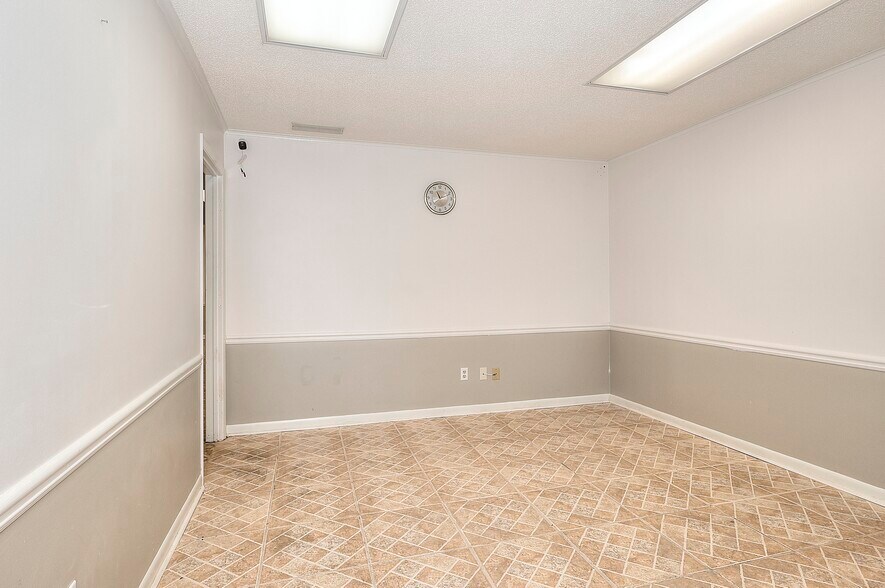 More Photos Of 11205 Alpharetta Hwy, Roswell Office Residential For Lease