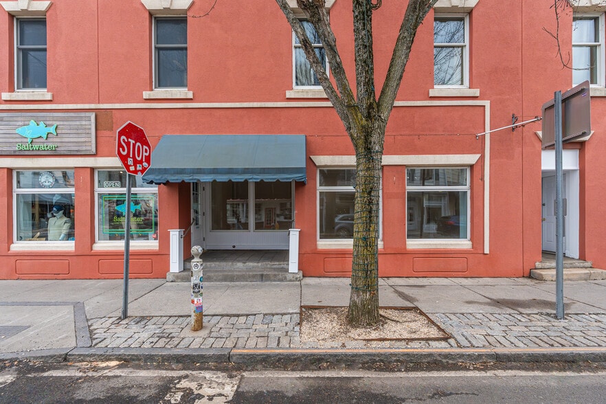 More Photos Of 123 Main St, Greenport Storefront Retail Residential For Lease