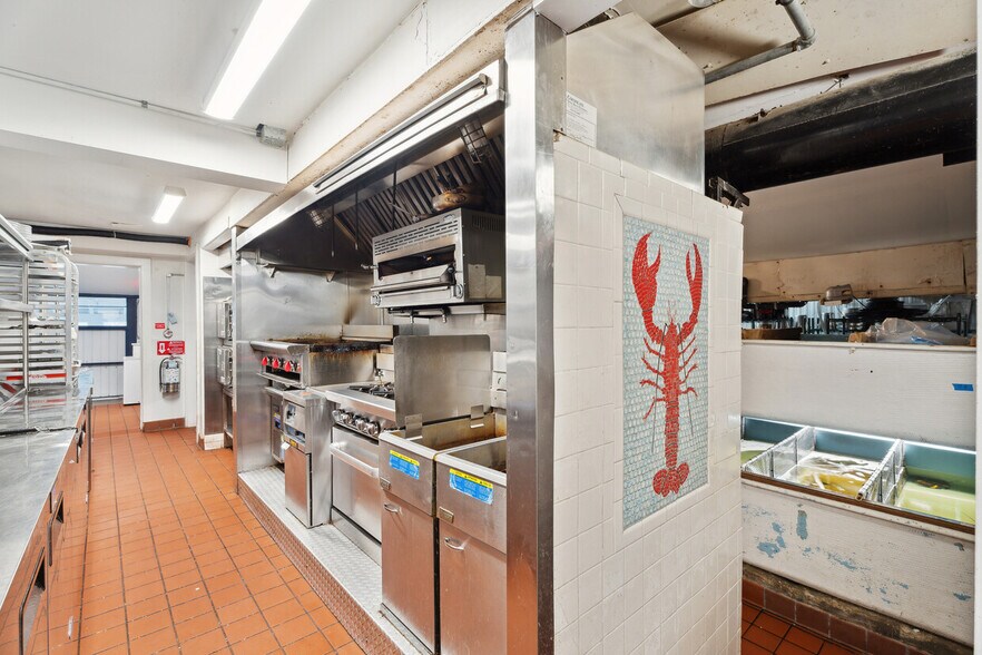 More Photos Of 5 Inlet Rd W, Southampton Restaurant For Sale