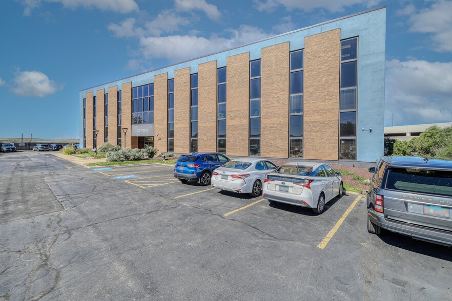 More Photos Of 10700 W Higgins Rd, Rosemont Office For Sale