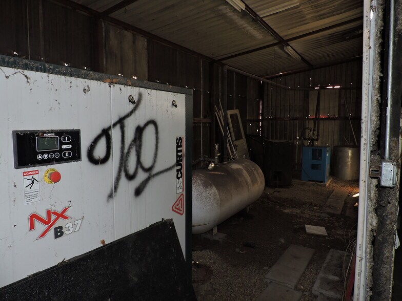 More Photos Of 920 W Mason St, Mabank Manufacturing For Sale