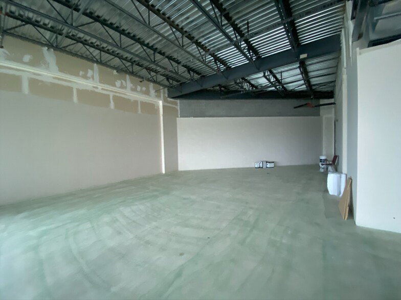 More Photos Of 1295 Cormorant Rd, Hamilton Showroom For Lease