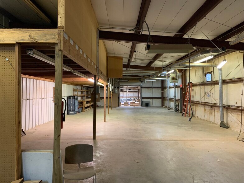 More Photos Of 4462 Oakwood Rd, Oakwood Industrial For Lease