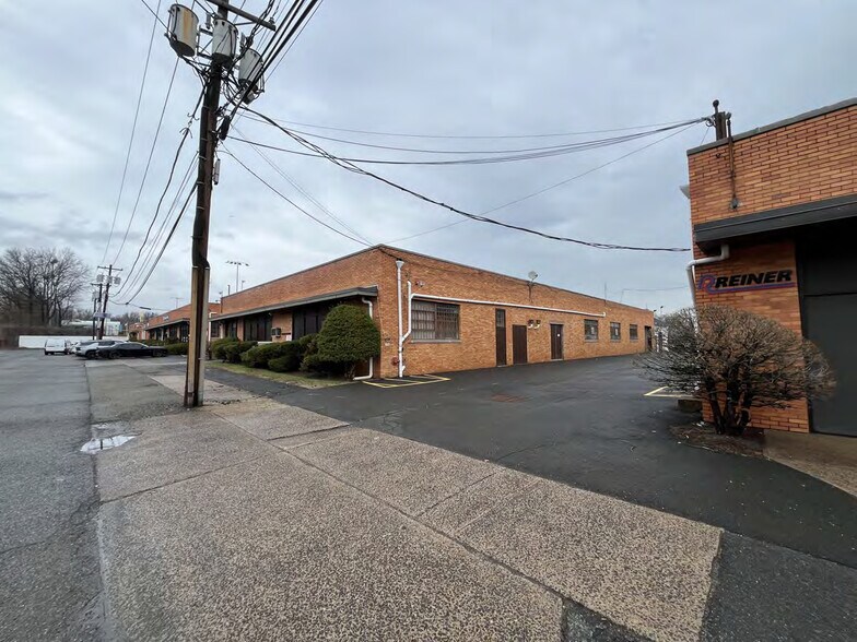 More Photos Of 55 Thomas Rd N, Hawthorne Manufacturing For Lease