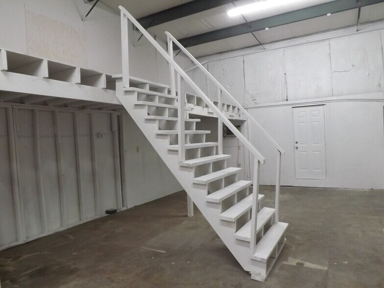 More Photos Of 4477-4481 122nd Ave N, Clearwater Warehouse For Lease