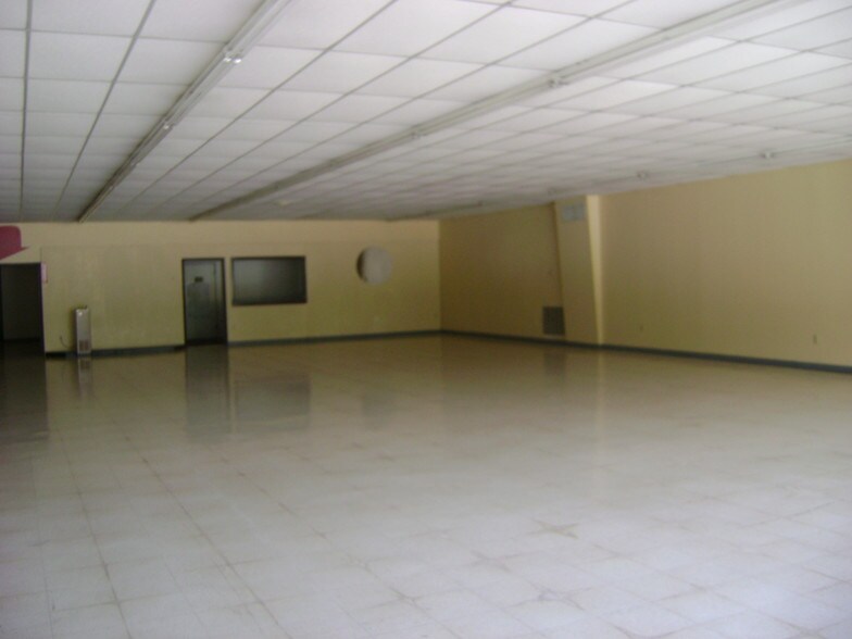 More Photos Of 1700 McArthur St, Manchester Freestanding For Lease