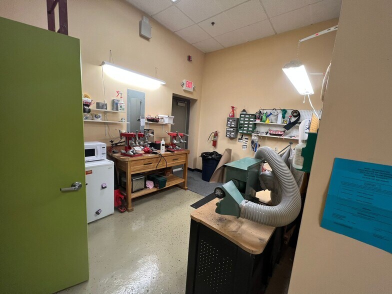 More Photos Of 21213 Harper Ave, Saint Clair Shores Drugstore For Lease