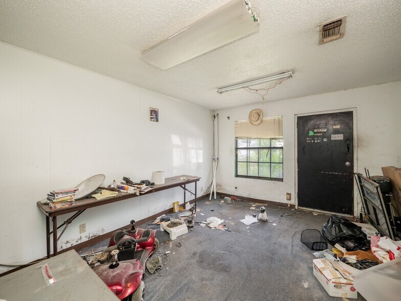 More Photos Of 8212 Georgian Dr, Austin Office For Sale