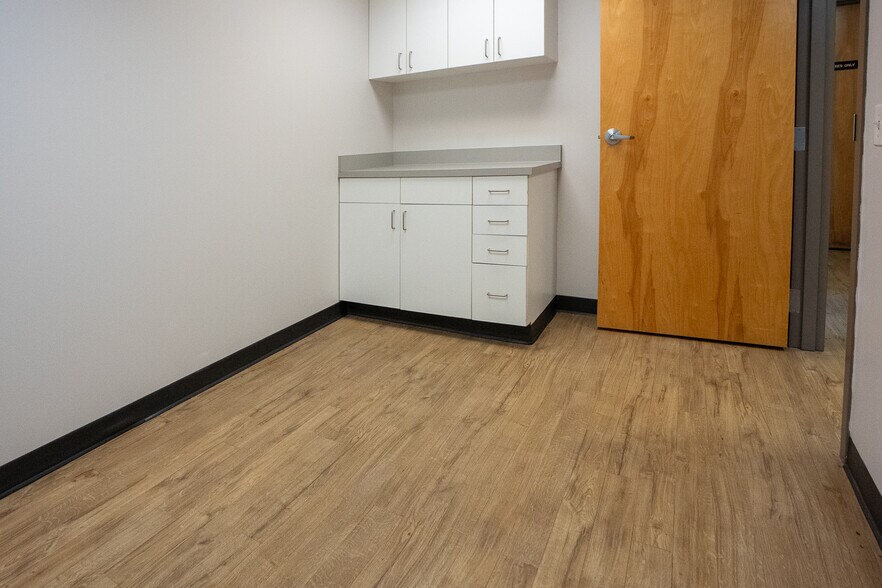 More Photos Of 9719 Olive Blvd, Olivette Freestanding For Lease