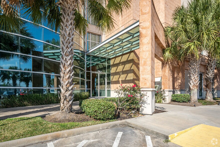 More Photos Of 7904 N Sam Houston Pky W, Houston Office For Lease