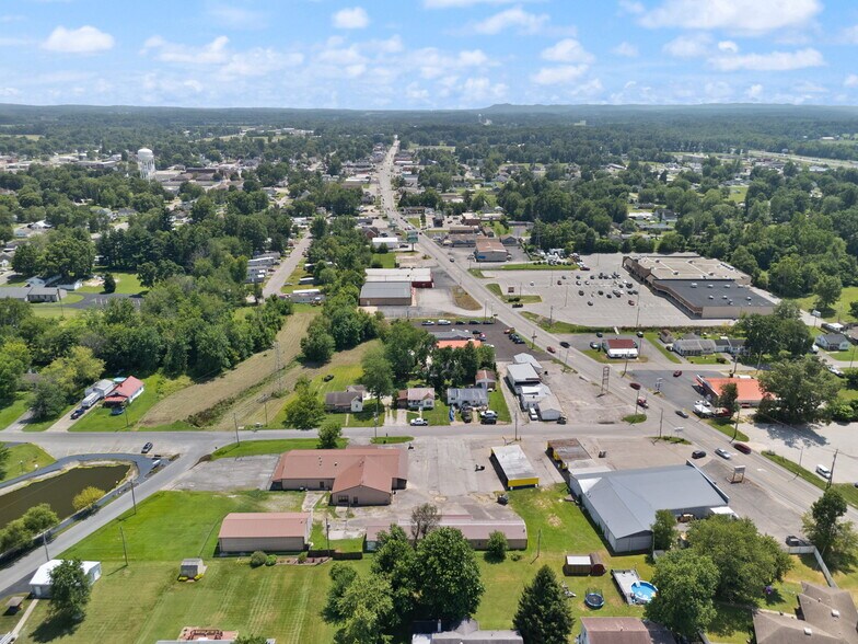 More Photos Of 756 Lakeshore Dr, Scottsburg Flex For Sale