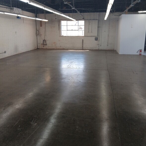 More Photos Of 233 W 33rd St, Los Angeles Warehouse For Lease