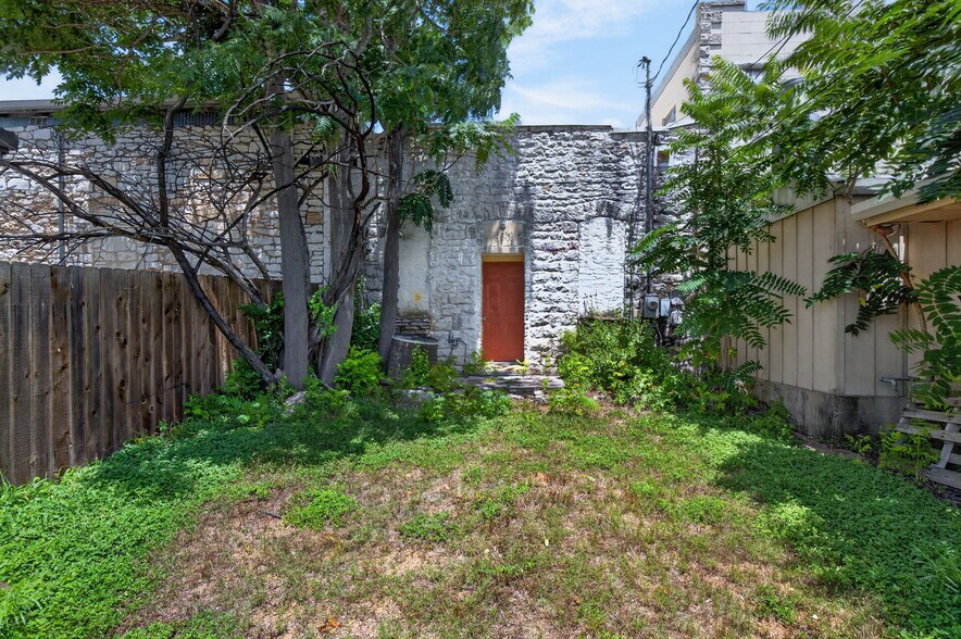 More Photos Of 308 S Main St, Burnet General Retail For Sale