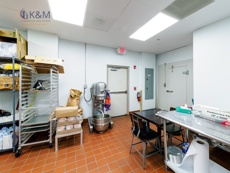 More Photos Of 9412 Battle St, Manassas General Retail For Lease