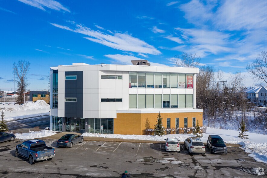 More Photos Of 3333 Av 100e, Laval Medical For Lease