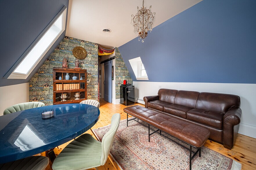 More Photos Of 343 Main St E, Picton Hotel For Sale