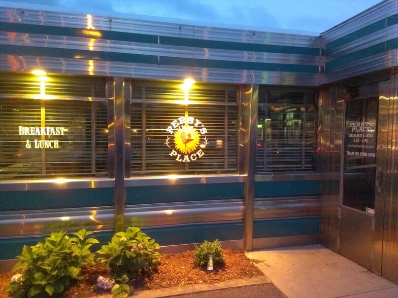 More Photos Of 140 Newport Ave, East Providence Restaurant For Lease