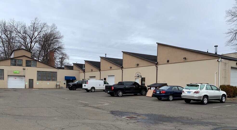 More Photos Of 1 Barry Pl, Stamford Warehouse For Lease
