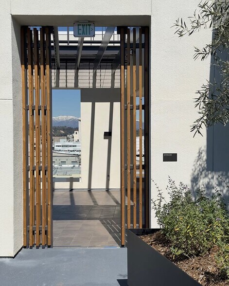 More Photos Of 107 S Hewitt St, Los Angeles Apartments For Lease