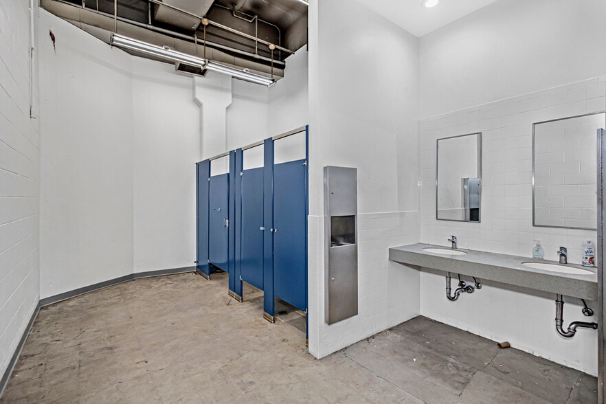 More Photos Of 3333 W Lake St, Chicago Manufacturing For Lease