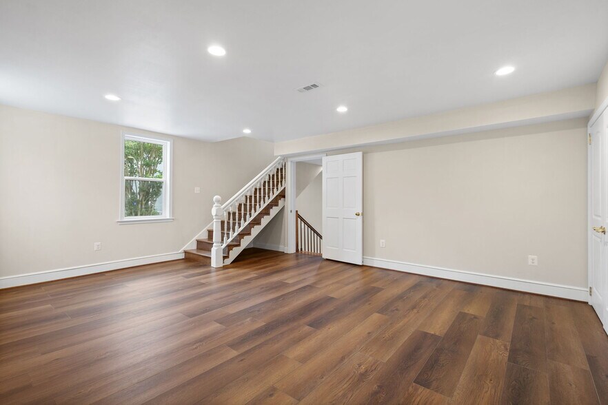 More Photos Of 8519 Chestnut Ave, Bowie Storefront For Sale