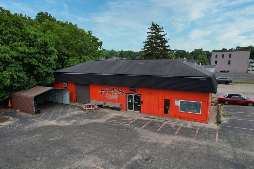 More Photos Of 140 S River St, Franklin Storefront For Sale