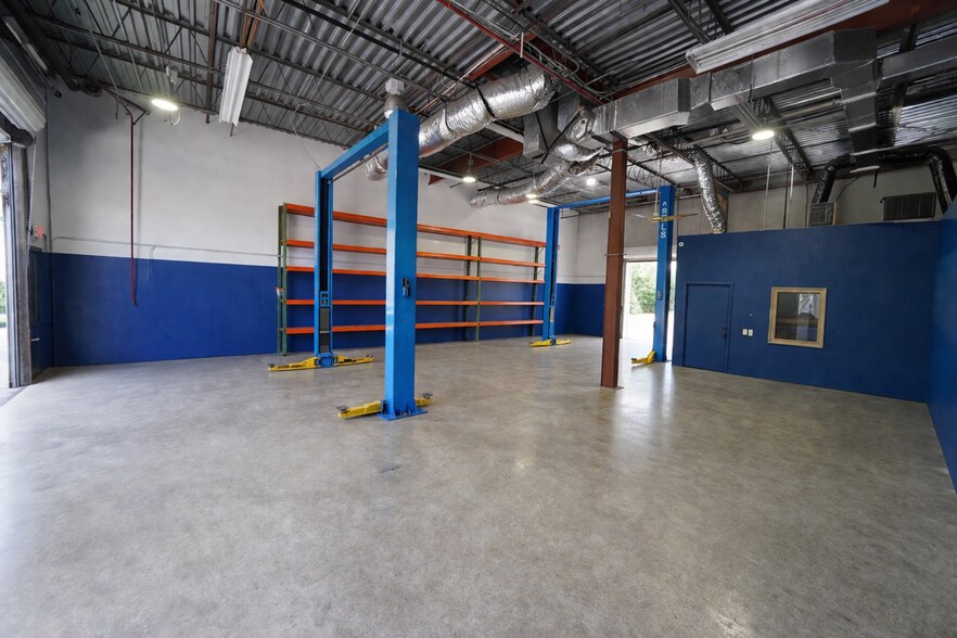 More Photos Of 587 105th Ave N, West Palm Beach Light Distribution For Lease