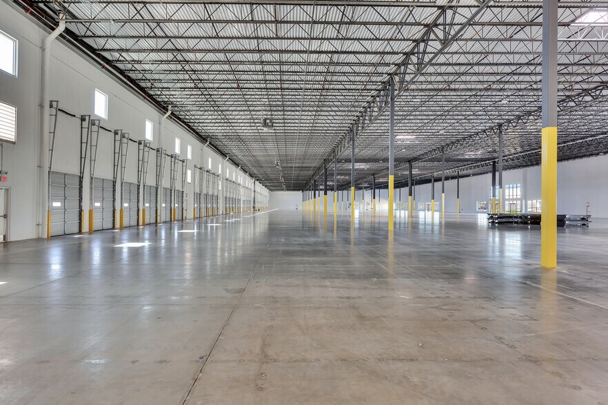 More Photos Of 2100 Chisholm Trail Rd, Round Rock Distribution For Lease