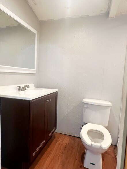 More Photos Of 1601 Kemp Blvd, Wichita Falls Showroom For Lease