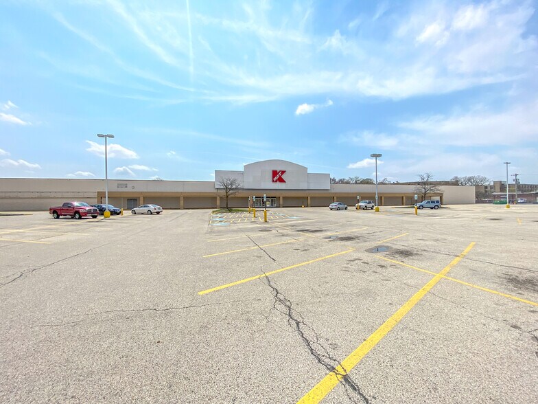 More Photos Of 1155 E Oakton St, Des Plaines Freestanding For Lease