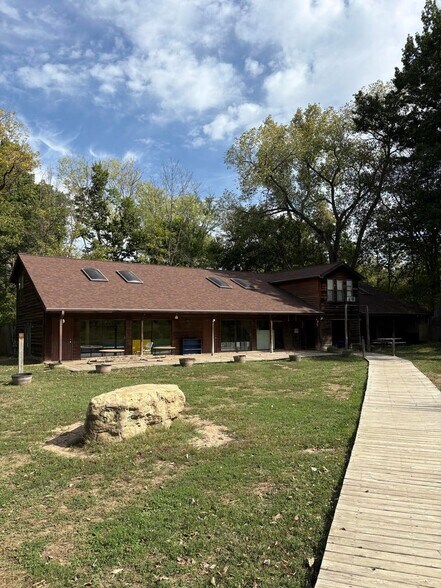 More Photos Of 2505 E Walnut St, Columbia Specialty For Lease