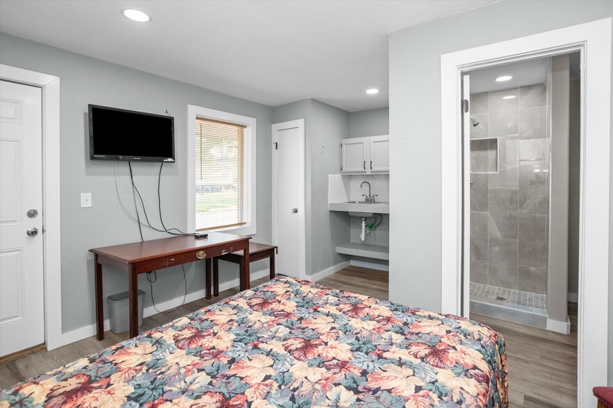 More Photos Of 1706 S 1st St, Lufkin Hotel For Sale