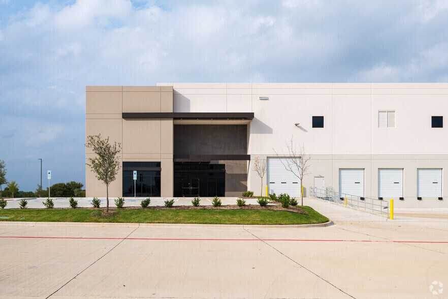 More Photos Of 3233 Buda Ln, Fort Worth Distribution For Lease