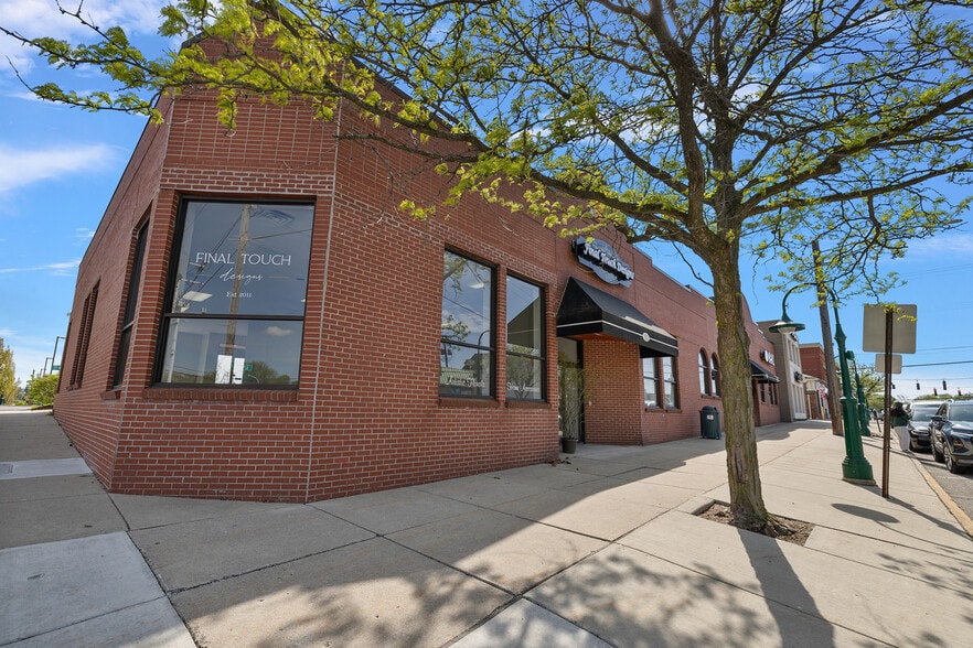 More Photos Of 150 E University Dr, Rochester Storefront Retail Office For Lease