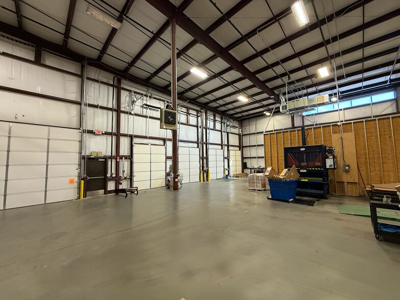 More Photos Of 2501 SE Otis Corley Dr, Bentonville Flex For Lease