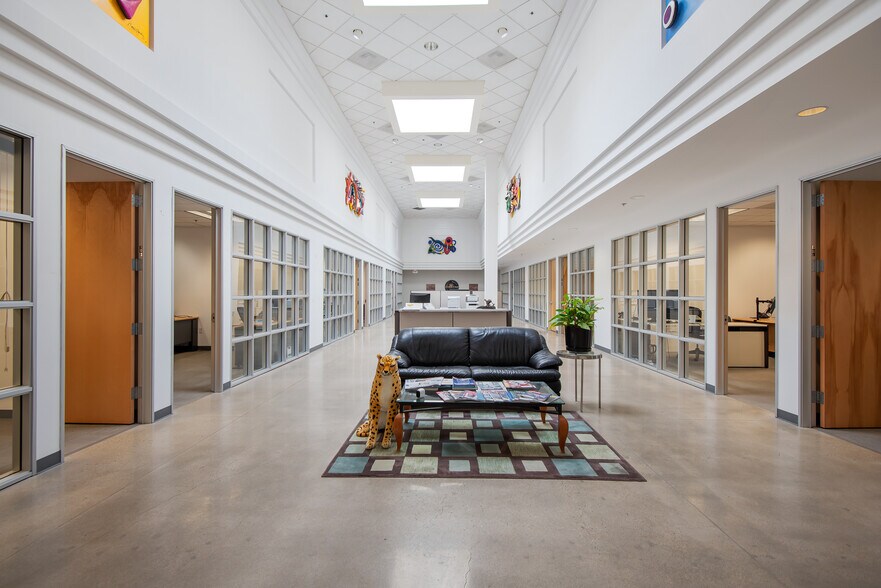 More Photos Of 31280 Oak Crest Dr, Westlake Village Office For Lease