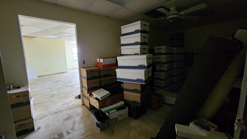 More Photos Of 1108 Commercial Way, Spring Hill Freestanding For Lease