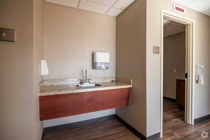 More Photos Of 2424 50th St, Lubbock Medical For Sale