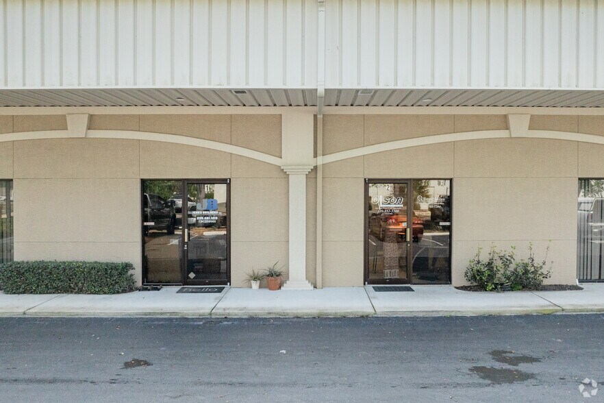 More Photos Of 17222 Alico Center Rd, Fort Myers Showroom For Lease