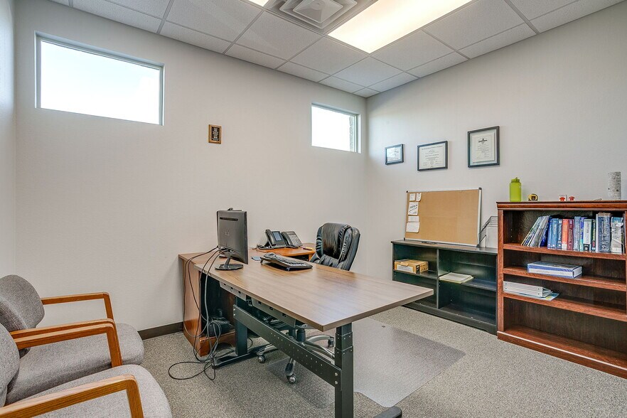 More Photos Of 949 Hilltop Dr, Weatherford Office For Lease