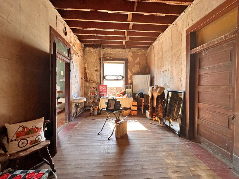 More Photos Of 200 S 3rd St, Leesville Hospitality For Sale
