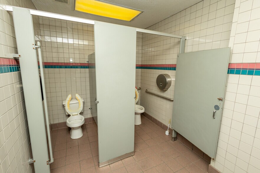 More Photos Of 1403 W 8th St, Wellington Fast Food For Sale