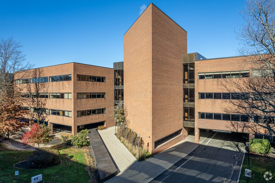 Primary Photo Of 45 William St, Wellesley Office For Lease