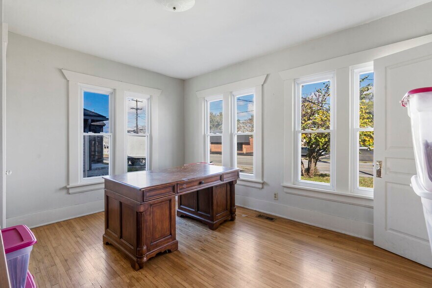 More Photos Of 1658 Saint Louis St, Springfield Office For Lease