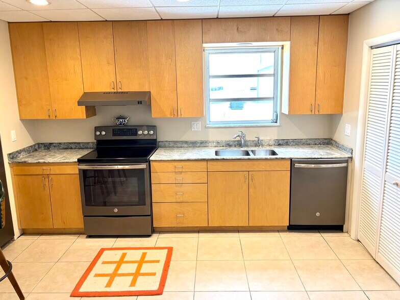More Photos Of 218 S F St, Lake Worth Beach Warehouse For Sale