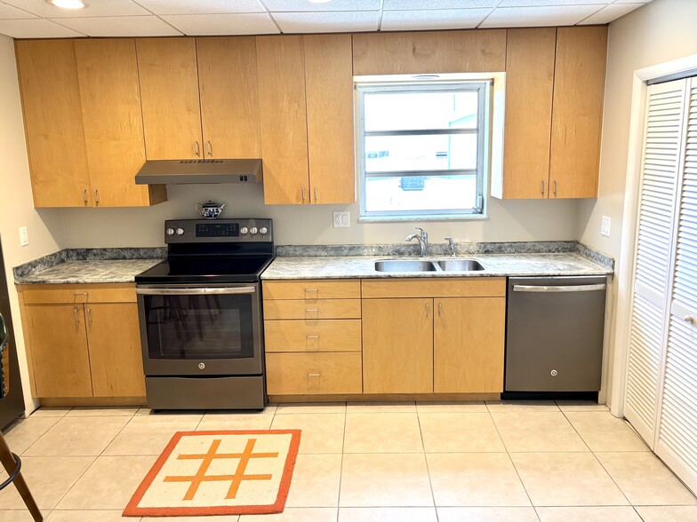 More Photos Of 218 S F St, Lake Worth Warehouse For Sale