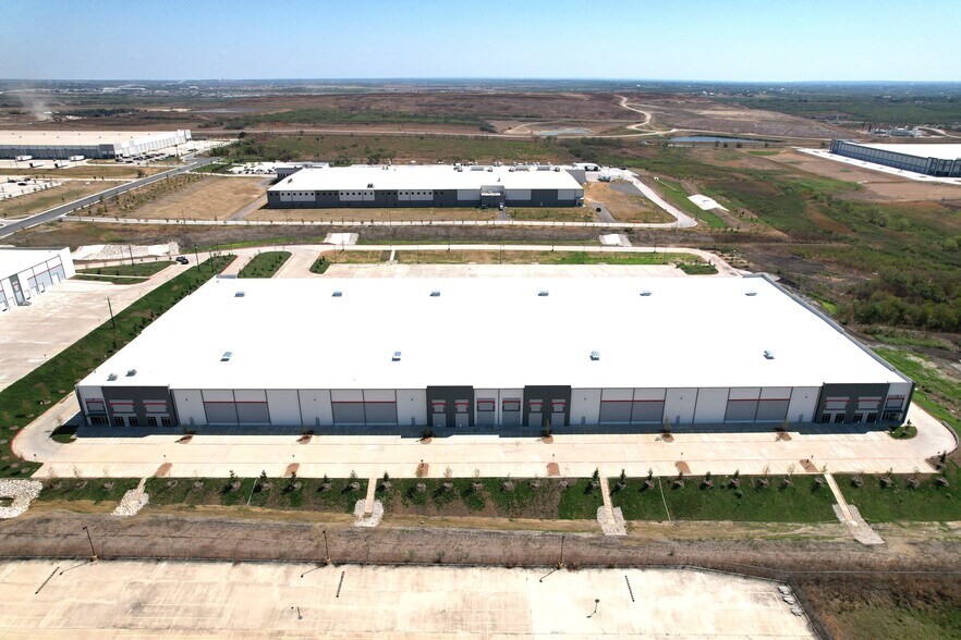 More Photos Of 6907 Lancer Blvd, San Antonio Unknown For Lease